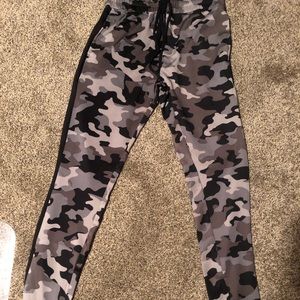 Elwood soft touch classic joggers, camo